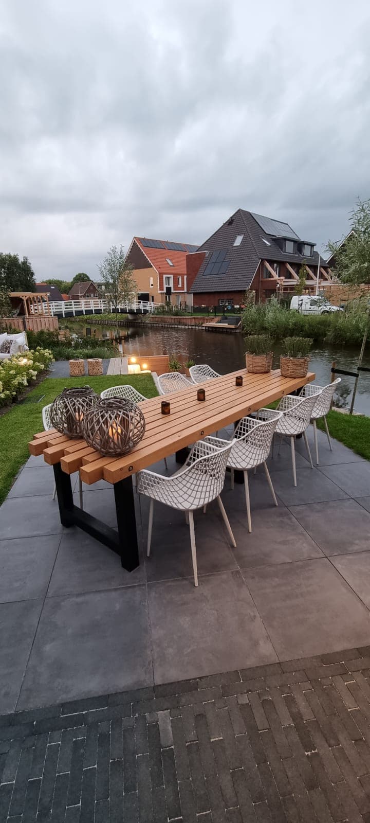 Aangelegde tuin met grote eettafel