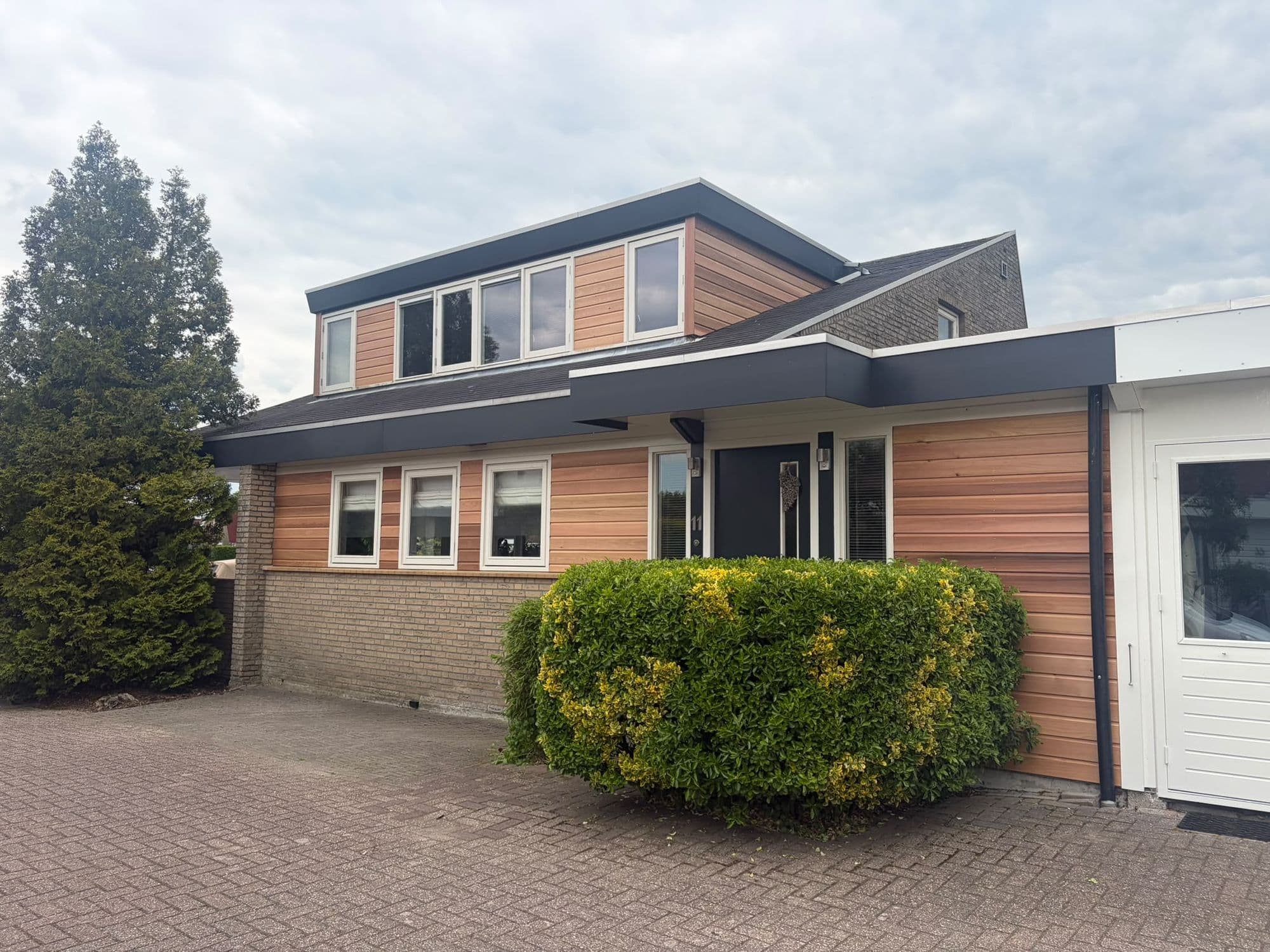 Woning met nieuwe gevelbekleding van red cedar
