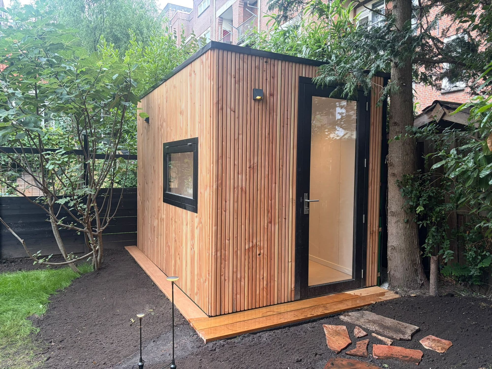 Tuinkantoor van Douglashout met zwarte kozijnen