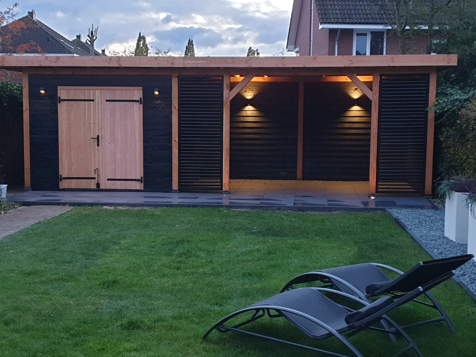 Tuinhuis met verlichting in de avond
