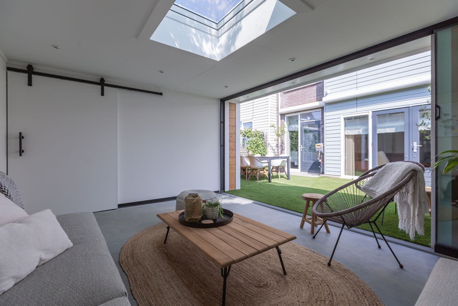 Interieur van een tuinkamer met schuifdeur