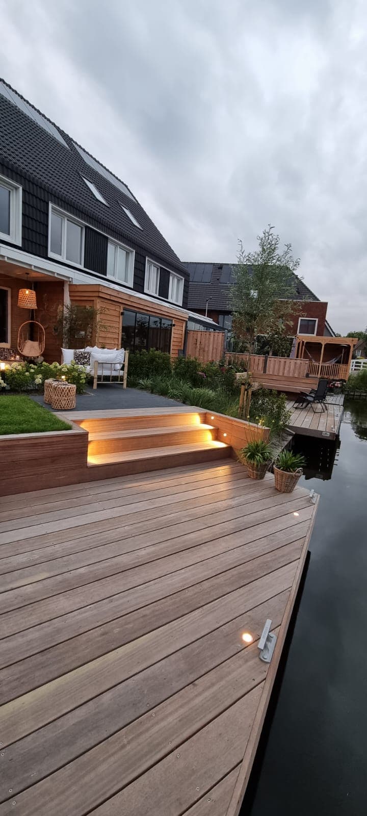 Hardhouten vlonder aan het water in de avond