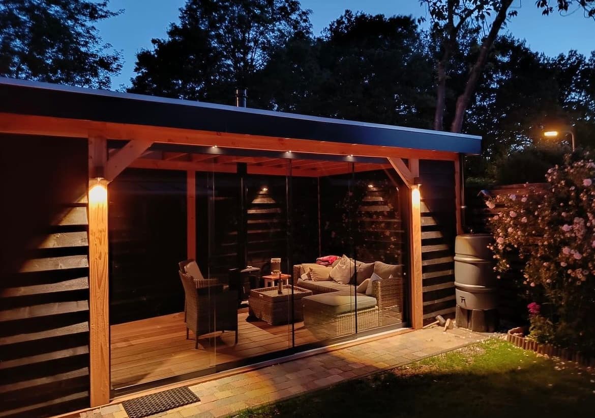 Tuinkamer met vlonder in avondlicht