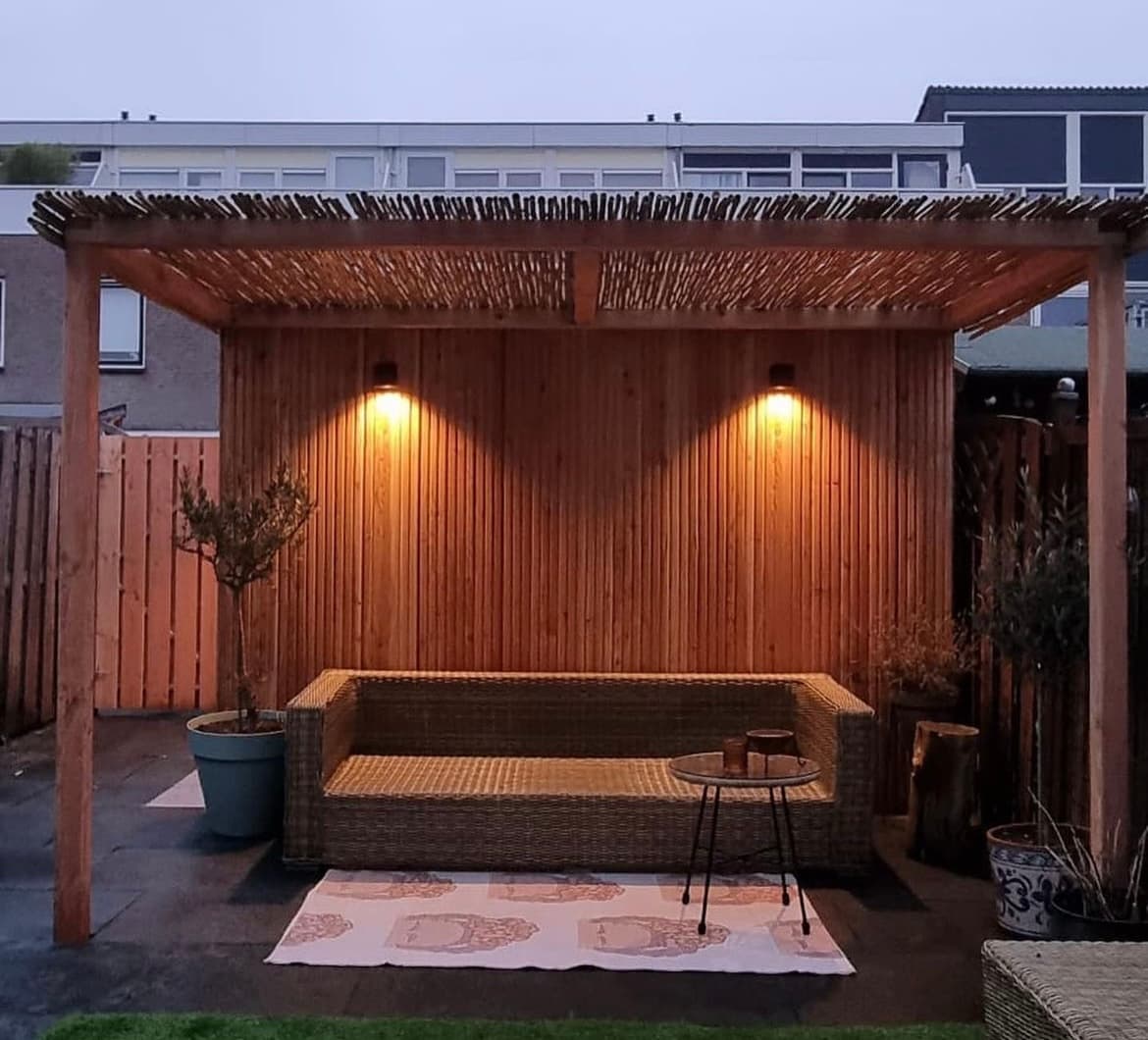 Pergola met bamboe dak en avondverlichting